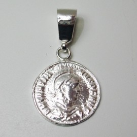 Colgante de plata moneda romana.